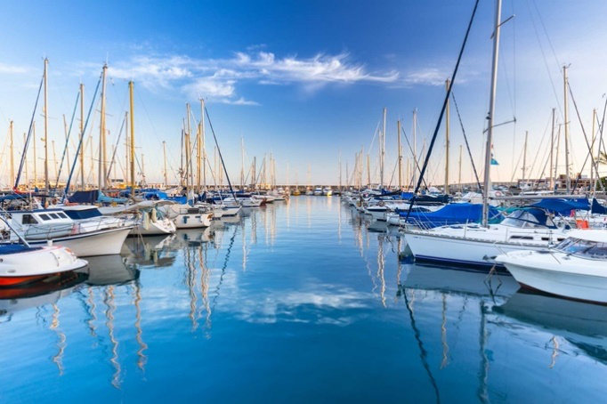 Gestion des accès et des services dans le port de plaisance.